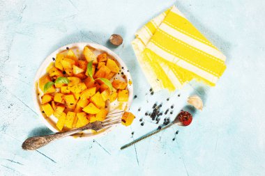 Yağlı ve aromalı kızarmış balkabağı.