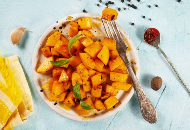 Yağlı ve aromalı kızarmış balkabağı.