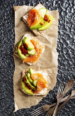 Avokado ve taze somon balıklı tost.