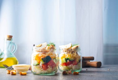 Cam bankada sezar salatası, tavuklu taze salata.