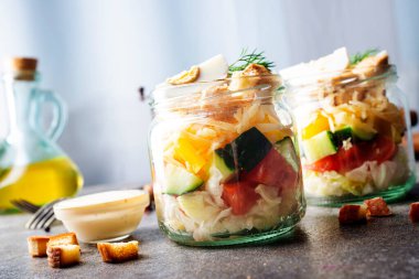 Cam bankada sezar salatası, tavuklu taze salata.