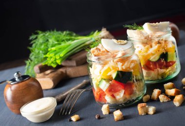 Cam bankada sezar salatası, tavuklu taze salata.