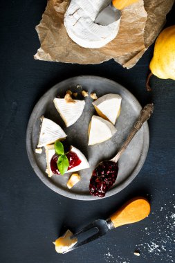 Çamur tabağında krem peyniri ve reçel.