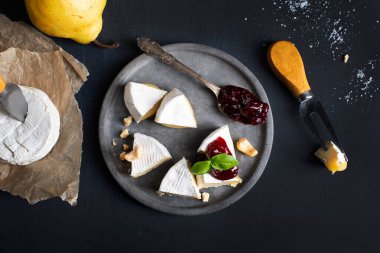 Çamur tabağında krem peyniri ve reçel.