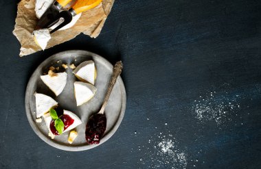 Çamur tabağında krem peyniri ve reçel.