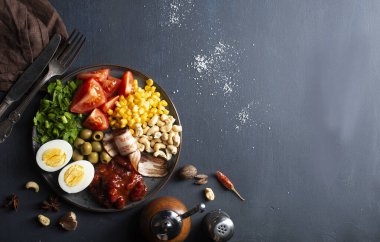 Taze salata, diyet yemek, tabakta salata.