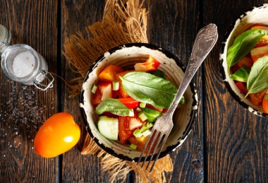 Taze domatesli salata ve kasede salatalık.