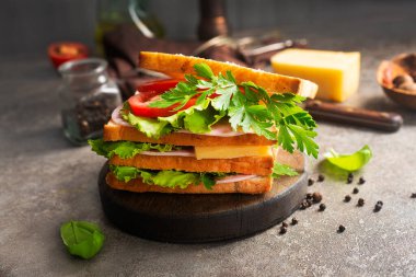 Sandviç, jambonlu peynir ve domatesli sandviç.