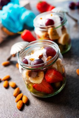 Ekşi kremalı ve fındıklı meyve salatası.