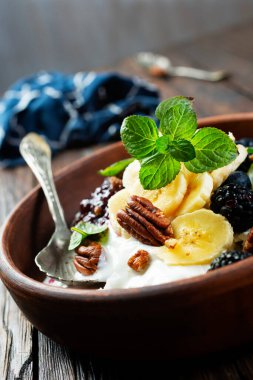 Ekşi kremalı ve fındıklı meyve salatası.