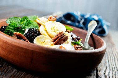 Ekşi kremalı ve fındıklı meyve salatası.