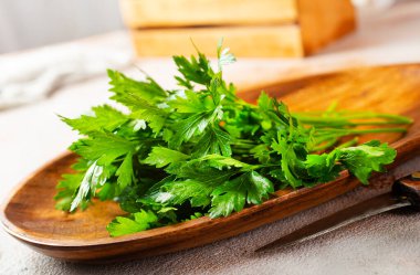 Masadaki yeşil maydanoz.