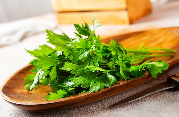 Persil Vert Sur Une Assiette Bois Sur Une Table — Photo