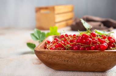 Frenk üzümü, ahşap kasede taze frenk üzümü.