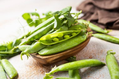 Masadaki yeşil bezelyeler.