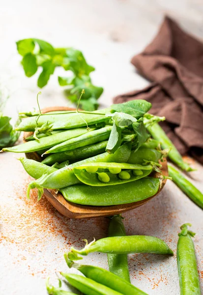 Gröna Ärtor Träskål Ett Bord — Stockfoto