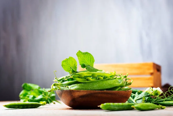 Pois Verts Dans Bol Bois Sur Une Table — Photo