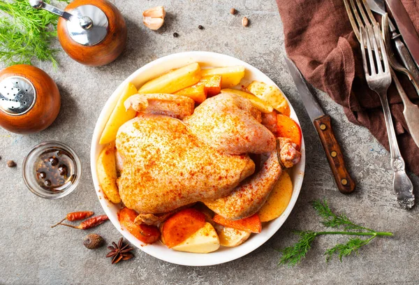 Целая Курица Запечённой Кожей Покрытая Медом Курица Картошкой Морковью — стоковое фото