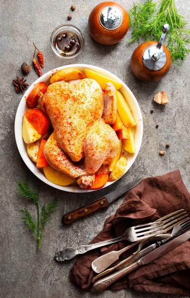 Целая Курица Запечённой Кожей Покрытая Медом Курица Картошкой Морковью — стоковое фото