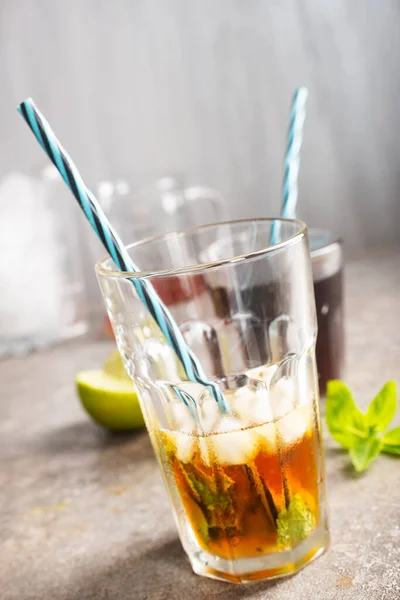 Cuba Libre Mit Braunem Rum Cola Minze Und Limette — Stockfoto