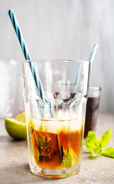 Cuba Libre Mit Braunem Rum Cola Minze Und Limette — Stockfoto