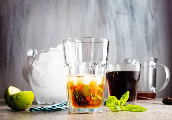 Cuba Libre Mit Braunem Rum Cola Minze Und Limette — Stockfoto