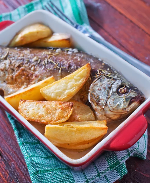 Peixe cozido no forno e batata — Fotografia de Stock