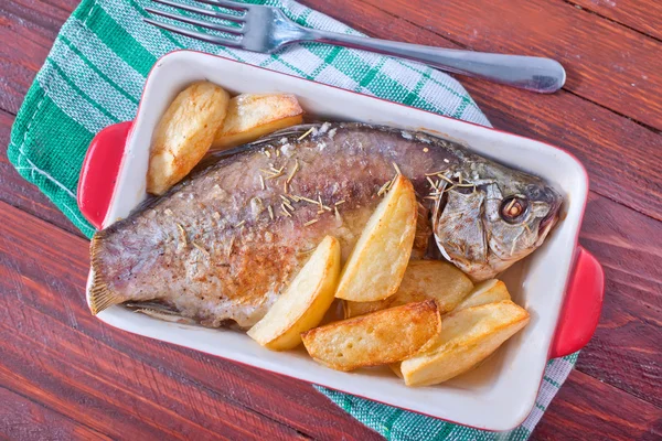 Peixe cozido no forno e batata — Fotografia de Stock