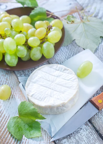 Queso y uva — Foto de Stock