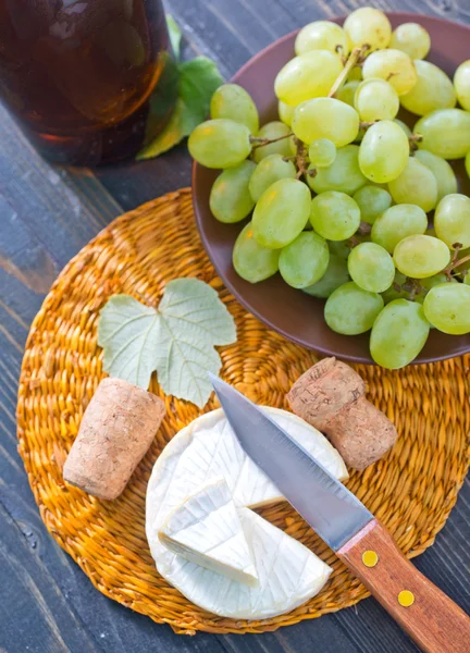 Kamembert og drue – stockfoto