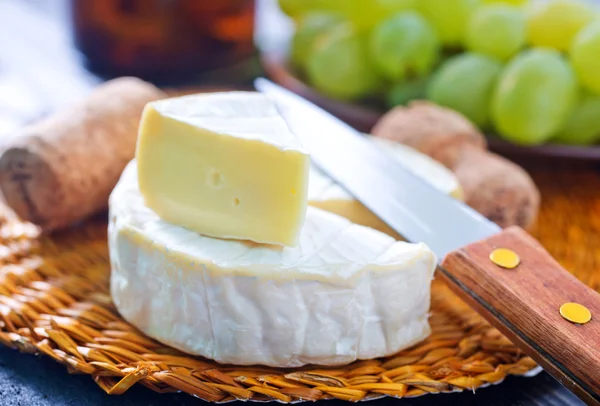 Camembert and grape — Stock Photo, Image