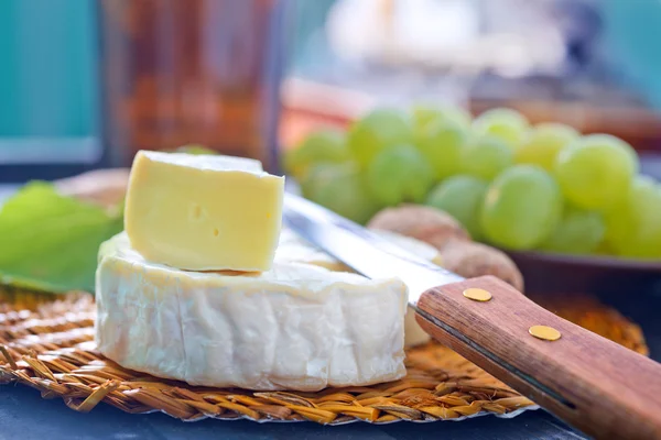 Camembert и виноград — стоковое фото