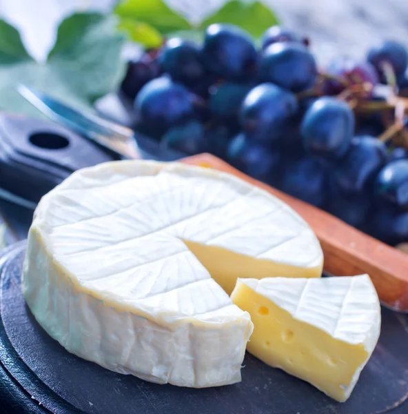 Camembert and grape — Stock Photo, Image