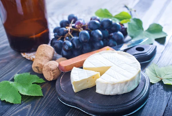 Camembert und Traube — Stockfoto