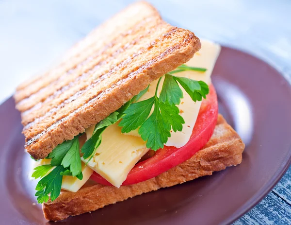 Rostat bröd med ost och tomat — Stockfoto