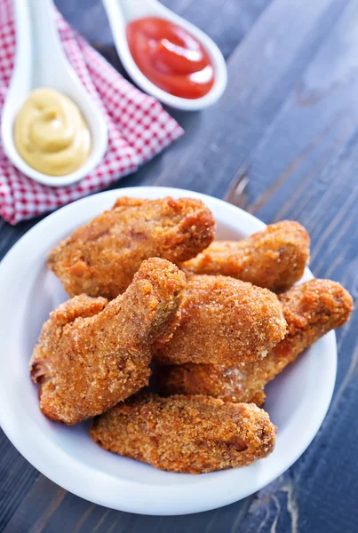 Asas de frango fritas com molho — Fotografia de Stock