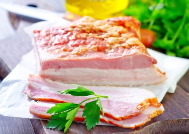 Tütsülenmiş domuz pastırması parçaları