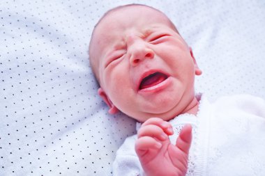 Yeni doğan bebek ağlıyor