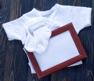 bir tablo üzerinde bebek giysileri
