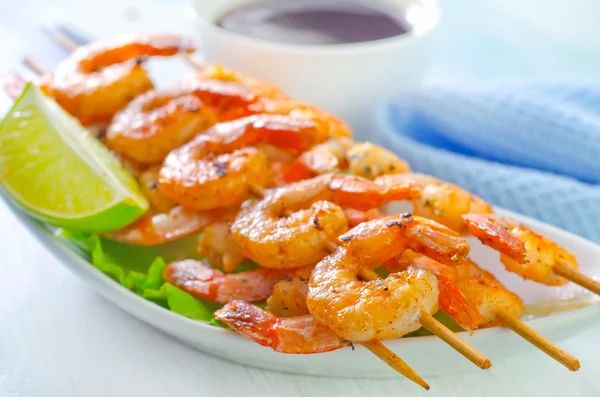 Crevettes sur le plat — Photo