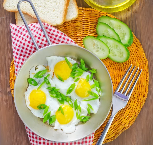Жареные яйца — стоковое фото