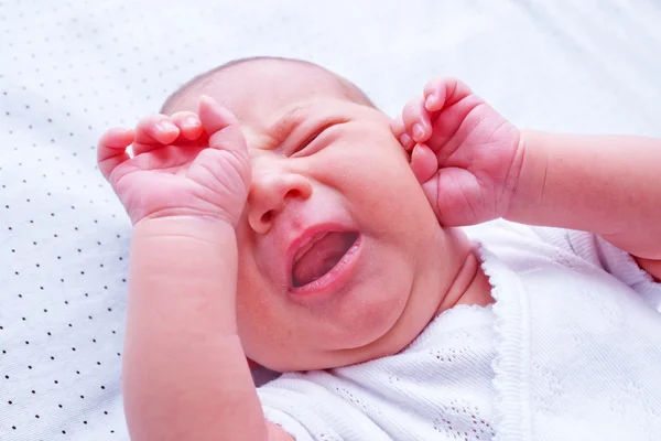 Bebê recém-nascido chorando — Fotografia de Stock