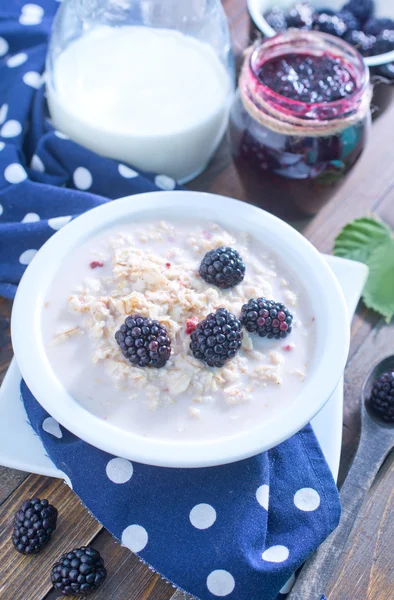 Petit déjeuner avec mûre — Photo