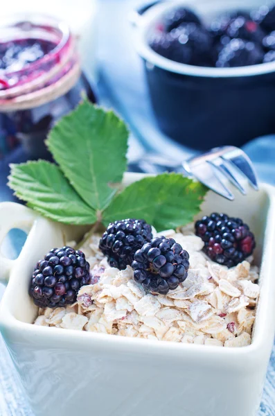 Ontbijt met blackberry — Stockfoto