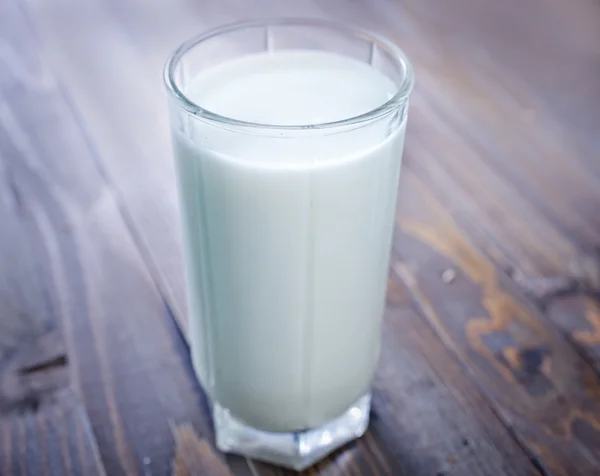 Свіже молоко — стокове фото