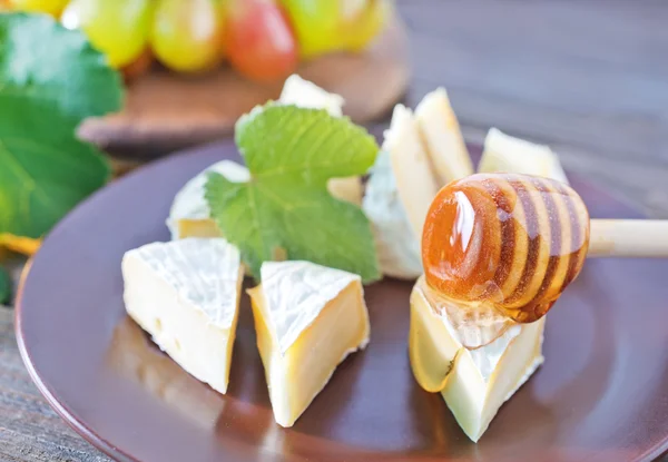 Camembert con miele — Foto Stock