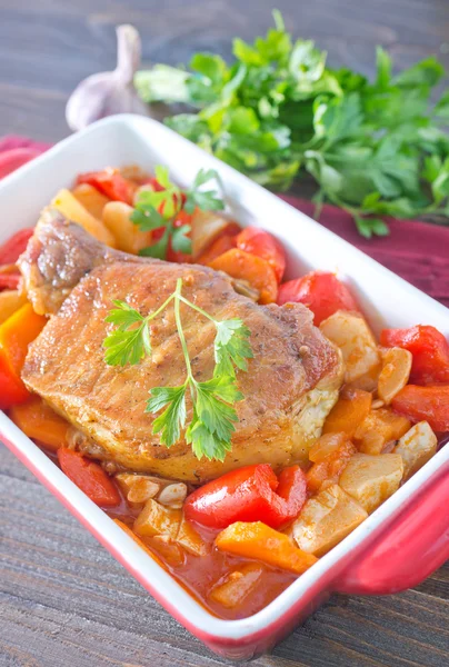 Verduras horneadas con carne —  Fotos de Stock