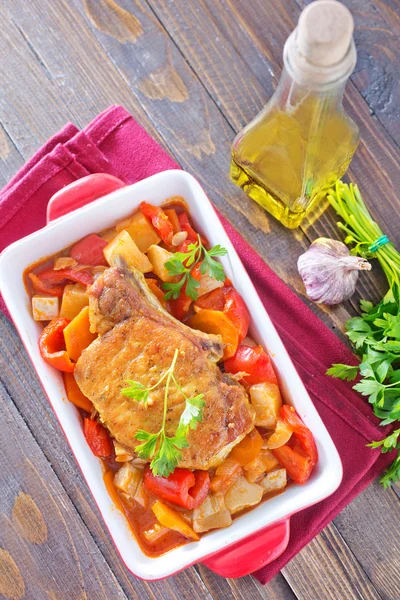 Verduras horneadas con carne —  Fotos de Stock