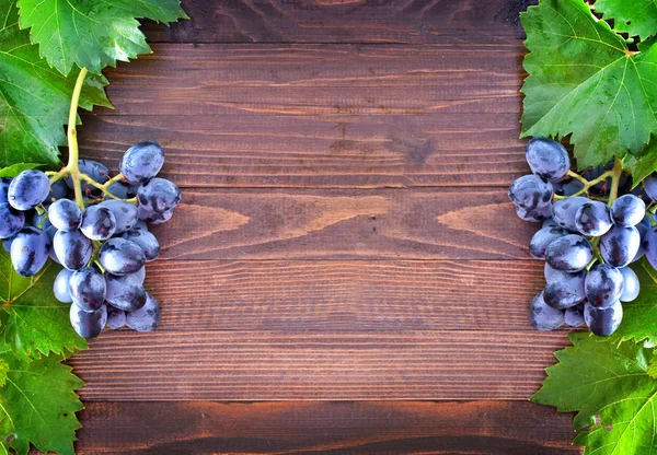 Виноград на деревянном фоне — стоковое фото
