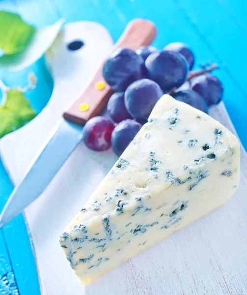 Cheese with grape — Stock Photo, Image